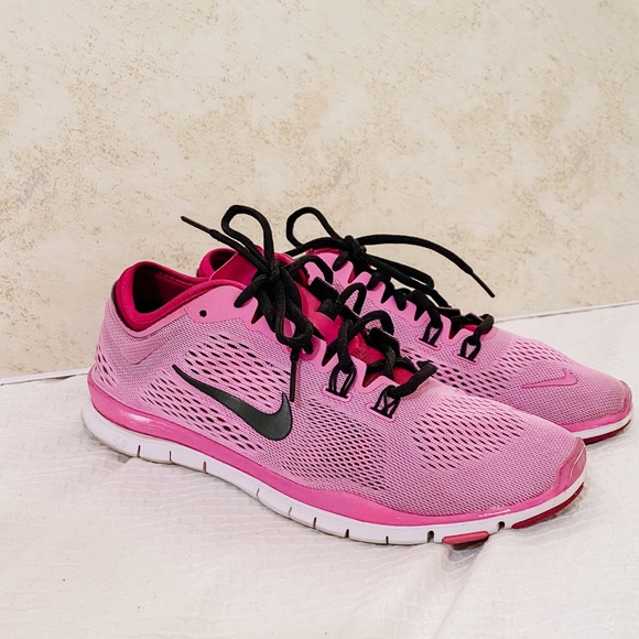 hot pink nike running shoes